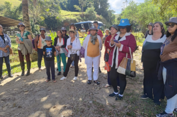 Guia de Turismo Renata Lopes da Ascigtur Acompanha grupo da Agência Amigos tour a Fazenda do Canteiro