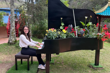 Apiário Amigos da Terra ganha piano musical entre flores e surpreende visitantes com nova atração!